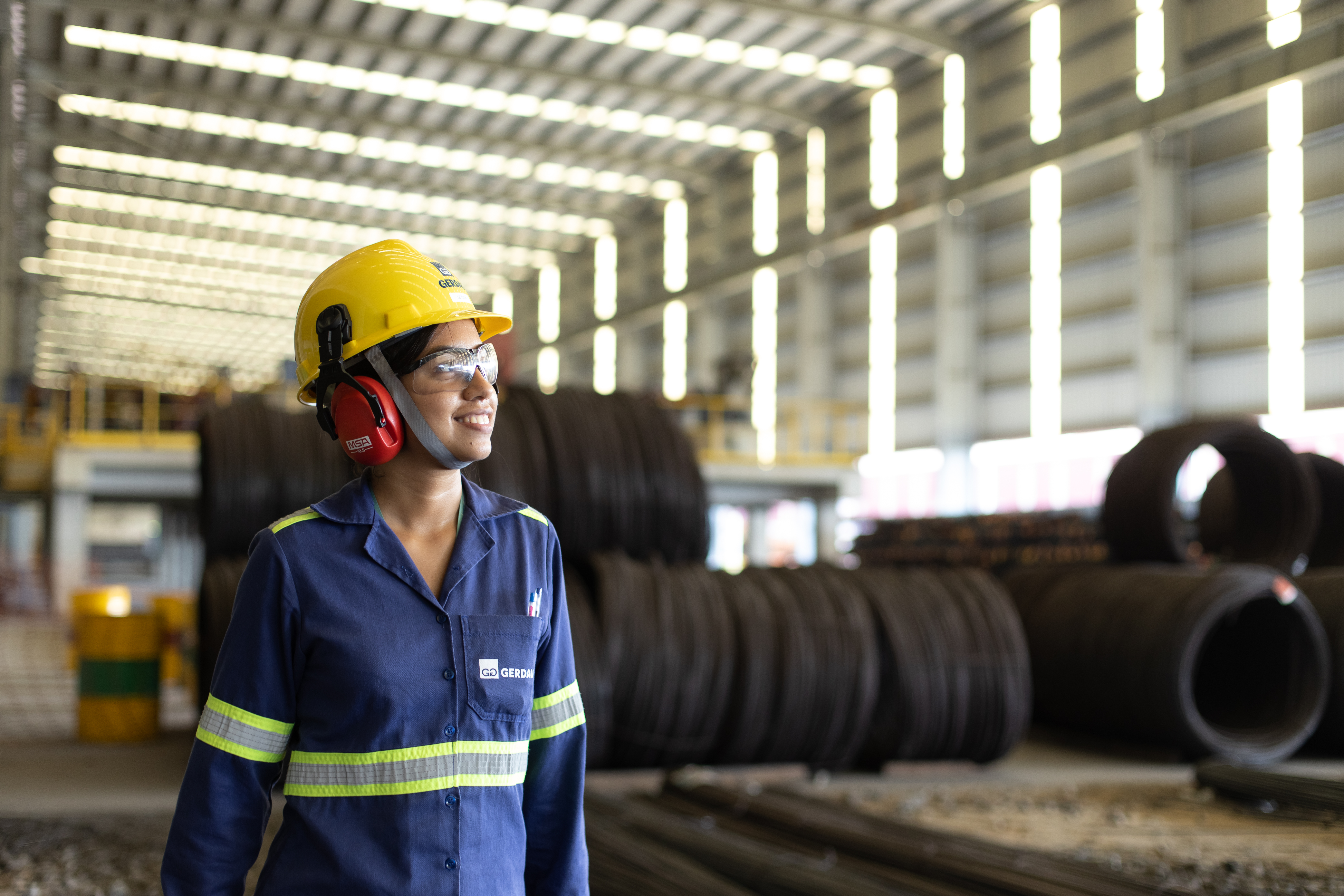 Colaboradora na unidade da Gerdau em Caucaia (CE) | Créditos: Divulgação Gerdau