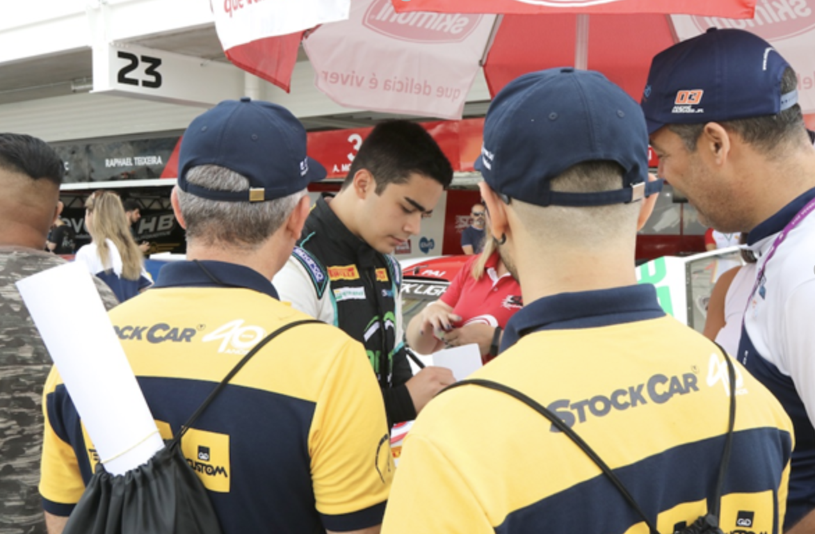 Representantes da Gerdau Aços Especiais e seus clientes se encontram com Felipe Papazissis, piloto da categoria Stock Light (equipe SG Sports).